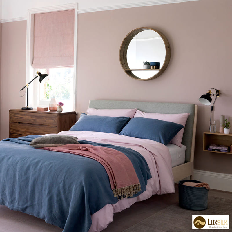phòng ngủ tường màu hồng rèm roman màu hồng
