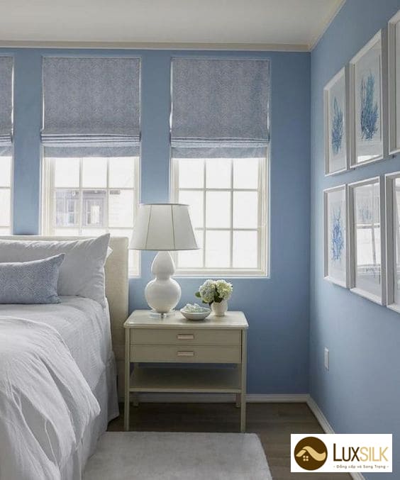 phòng ngủ tường màu xanh dương rèm roman màu xám